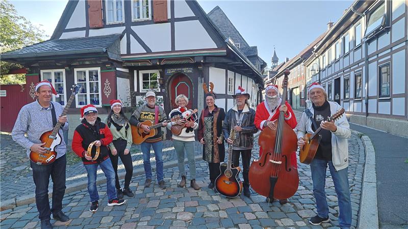 Freuen sich über ihre kleine Tournee: Goslarer Musiker, die einen Weihnachtssong über die Kaiserstadt geschrieben haben.
