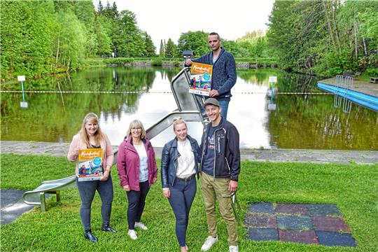 Freuen sich über viele kleine und große Besucher beim Kinderfest am Waldschwimmbad: Katharina Dundler (vorne, v.li.) von der Tourist-Info, Angelika Rebentisch (Kurbetriebsgesellschaft) und das Caterer-Team Jessica Rainoch, Robin Kowalewski und Christoph Herzer (hinten). Foto: Neumann