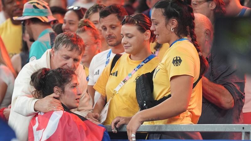 Mehr Trauer als Freude: Butkereit holt deutsches Judo-Silber Freunde, Familie und Trainingspartner schaffen es kaum, Judoko Miriam Butkereit zu trösten.