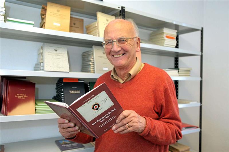 Freundlich lächelnd, mit einem seiner Bücher in der Hand: So bleibt Hansgeorg Engelke den Goslarern in Erinnerung. Die Aufnahme entstand im März 2011 kurz vor seinem 80. Geburtstag.  Archivfoto: Schenk