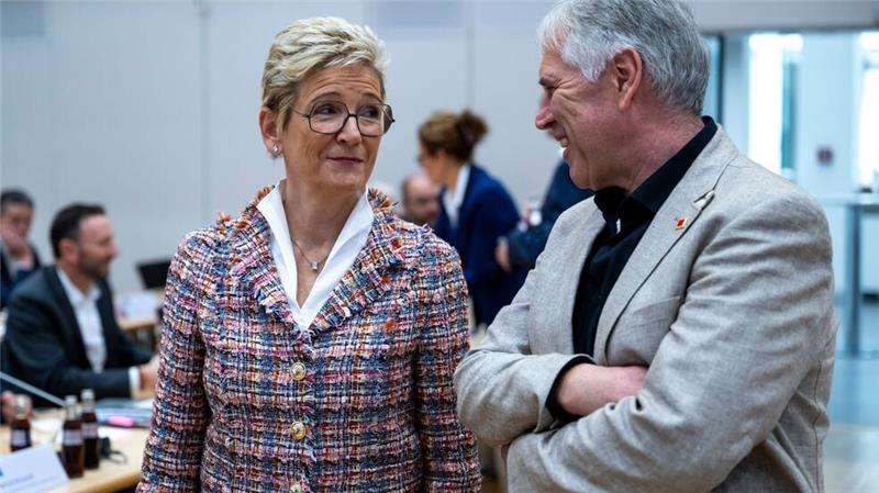 Metall-Tarif: Bayern und Küste sollen Lösung finden Freundliche Stimmung: Die Verhandlungsführer der bayerischen Metall-Arbeitgeber, Angelique Renkhoff-Mücke, und der IG Metall Bayern, Horst Ott