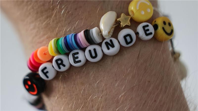 Jeder Mensch braucht Freunde - „Wichtig für Wohlbefinden“ Freundschaften im realen Leben sind auch in Zeiten vieler Social-Media-Kontakte unverzichtbar. (Symbolbild)
