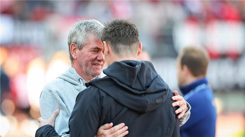 Funkel liefert ab: Köln dicht vor dem Aufstieg Freundschaftliche Umarmung: Friedhelm Funkel (l) und Miroslav Klose.