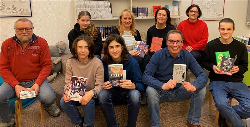 In Bad Harzburg startet Eselsohr-Jury in Lesemarathon Freut sich auf den bevorstehenden Lesemarathon: Die Eselsohr-Jury liest sich bis zu den Sommerferien durch zwölf Kandidaten-Bücher und legt im Juni fest, wer 2024 den Jugendliteraturpreis erhält. Foto: Privat