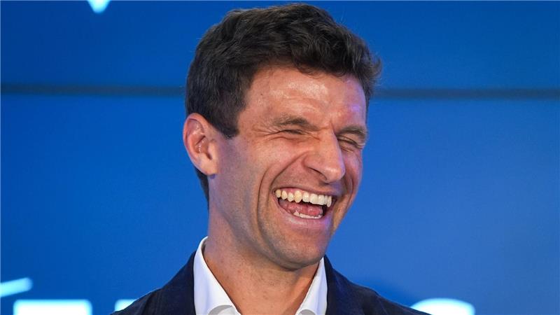 Bilder des Tages Freut sich auf neue Herausforderungen: Der neue Spieler der Vancouver Whitecaps, Thomas Müller, lacht während einer Pressekonferenz.