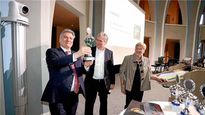 Freut sich über Oscars: Prof. Joachim Schachtner (links). Prof. Holger Hanselka und Dr. Marina Frost vom Hochschulrat verleihen dem ehemaligen Universitätspräsidenten sechs Auszeichnungen, unter anderem als Brückenbauer und Antreiber. Fotos: Neuendorf