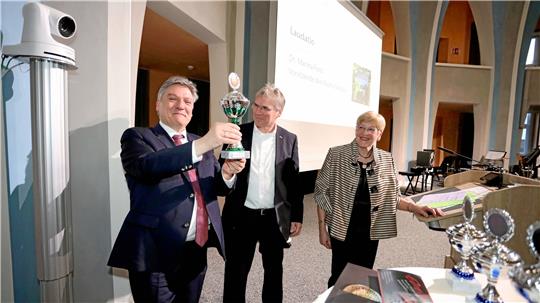 Freut sich über Oscars: Prof. Joachim Schachtner (links). Prof. Holger Hanselka und Dr. Marina Frost vom Hochschulrat verleihen dem ehemaligen Universitätspräsidenten sechs Auszeichnungen, unter anderem als Brückenbauer und Antreiber. Fotos: Neuendorf