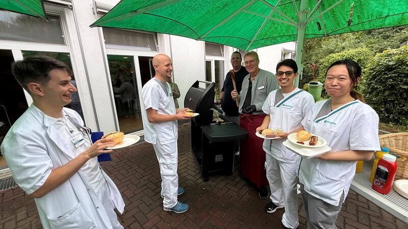 Freuten sich über die Grillaktion: Mitarbeitende der Klinik Schildautal.