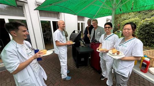 Freuten sich über die Grillaktion: Mitarbeitende der Klinik Schildautal.
