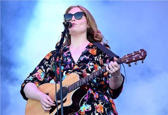 Freya Ridings fühlt sich nicht wohl und muss deshalb ihren Auftritt bei Krönungskonzert absagen.