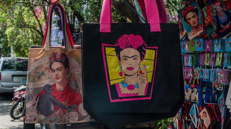 Frida Kahlos 70. Todestag: Verwundete Heldin der Kunst Frida Kahlos ist eine populäre Malerin. Ihr Bildnis ziert Souvenirs aller Art.