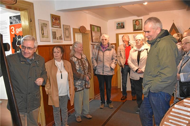 Friedemann Schwarz (l.) und Stefan Grote (r.) wünschen sich, dass auch in diesem Jahr die Besucherzahl über 2000 liegt, hier führen sie Elbingeröder Gäste durch das Museum.  Archivfoto: Breutel