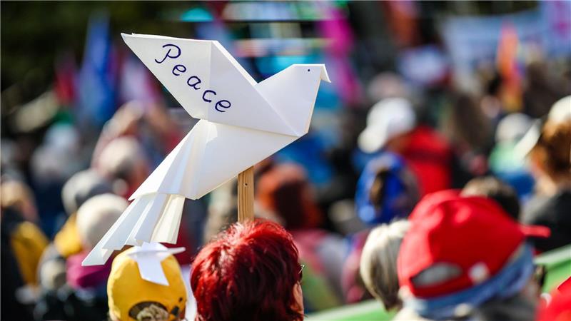 Friedensdemo in Stuttgart: Zeichen für Peace auf dem Schlossplatz