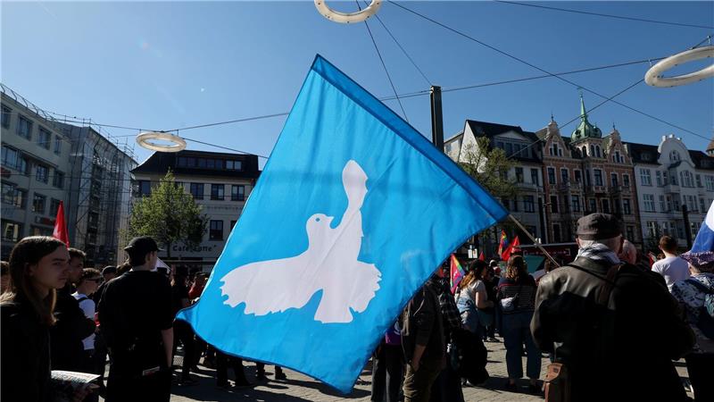 Friedensfahne bei 1.-Mai-Demo in Rostock