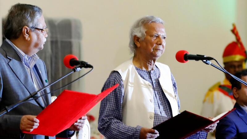 Armee in Bangladesch will Textilfabriken beschützen Friedensnobelpreisträger Muhammad Yunus (r) legt seinen Amtseid als Chef der Übergangsregierung von Bangladesch ab. (Foto Archiv)
