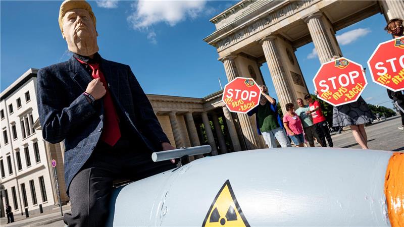 Forscher warnen vor Wettrüsten der Atommächte Friedensorganisationen demonstrieren im April in Berlin für eine Welt ohne Atomwaffen - und gegen ein Wettrüsten zwischen den USA und Russland. (Archivbild)