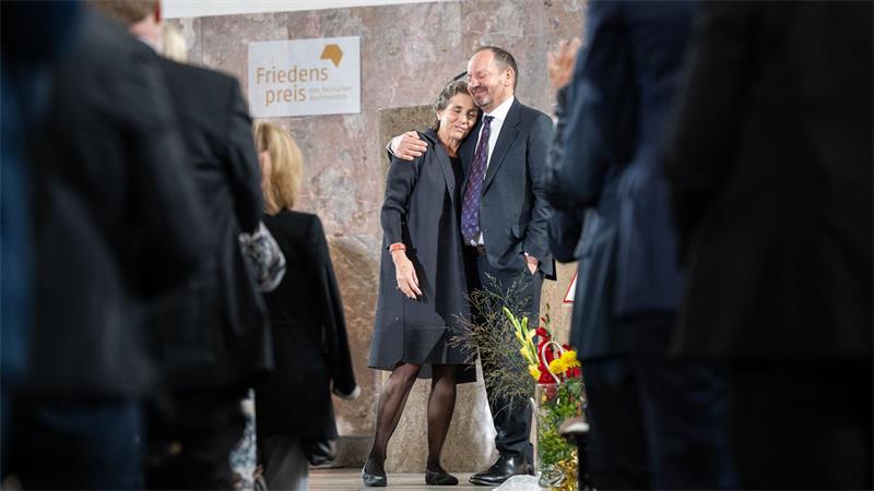 Friedenspreisträger Philippe Sands umarmt seine Frau nach der Verleihung.