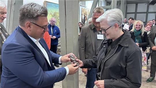 Friederike Hinz hat mit ihrem Bild „Das große Hasenstück“ den Andreas-Kunstpreis gewonnen, den ihr Braunlages Bürgermeister Wolfgang Langer überreicht.