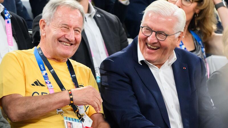 „Jetzt wollen wir Gold“: Tischtennis-Doppel steht im Finale Friedhelm Julius Beucher (l), Präsident Deutscher Behindertensportverband DBS, und Bundespräsident Frank-Walter Steinmeier sahen sich die Auftakt-Niederlage der deutschen Rollstuhlbasketballer an.
