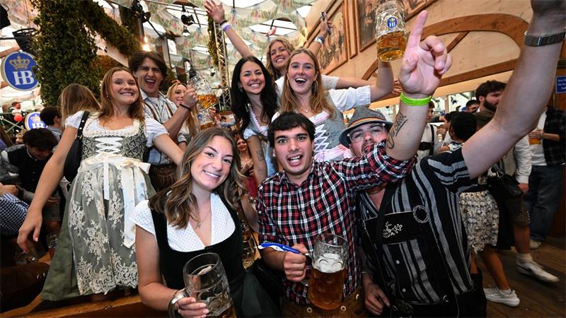 Wiesn-Halbzeit: Viel Andrang, gutes Wetter und zwei Unglücke Friedlich und entspannt feiern Gäste auf der Wiesn.
