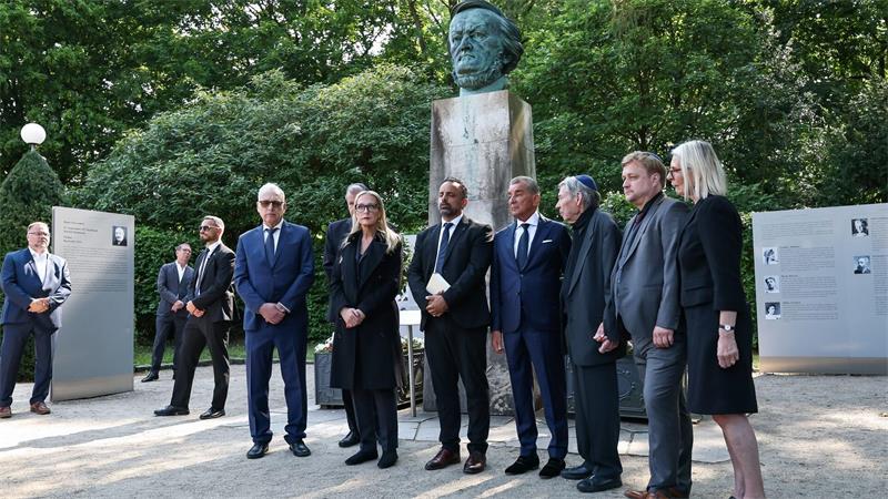 „Nein“ zum Rechtsruck - Bayreuths neues Gesicht Friedman und Wagner besichtigten die Ausstellung „Verstummte Stimmen“.