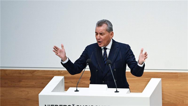 Friedman wirbt leidenschaftlich für die Demokratie und erinnert an die Verantwortung aus der deutschen Geschichte.