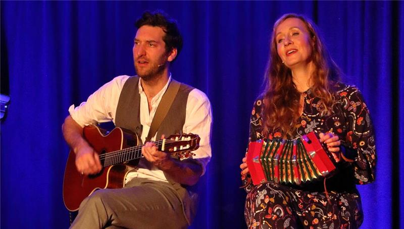 Kabarett-Duo rät den Harzburgern: „Glaube keinen Blaugefärbten“ Friedolin Müller und Wiebke Eymess sind meisterlich darin, unperfekt perfekt zu sein.