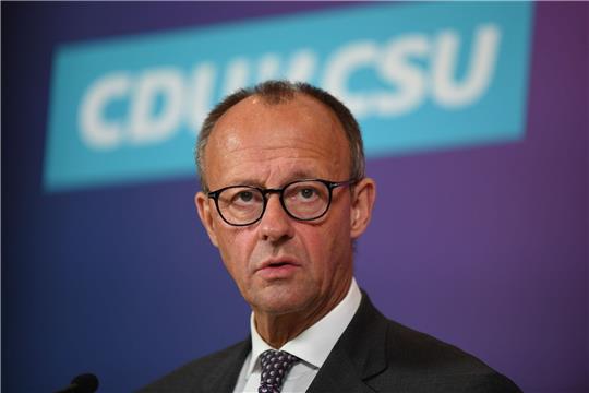 Friedrich Merz, CDU Bundesvorsitzender und Fraktionsvorsitzender der CDU/CSU Fraktion, knüpft ein Mitwirken der Union bei Migration an Bedingungen.
