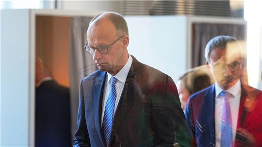 Friedrich Merz (CDU) gibt im Bundestag bei der Kanzlerwahl seinen Stimmzettel ab. Im Bundestag findet die Wahl und Vereidigung des Bundeskanzlers und der neuen Bundesregierung statt.