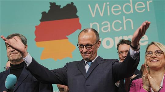 Friedrich Merz (CDU, m.), Parteivorsitzender und Kanzlerkandidat, steht zwischen Markus Söder, Ministerpräsident von Bayern und CSU-Vorsitzender, und Christina Stumpp, stellvertretende CDU-Generalsekretärin, im Konrad-Adenauer-Haus nach der Prognose zum Ergebnis der Bundestagswahl.