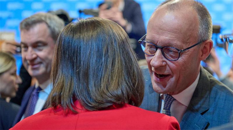 Küsschen für Aigner – aber keine Antwort auf die P-Frage Friedrich Merz begrüßt Ilse Aigner mit Wangenküsschen.