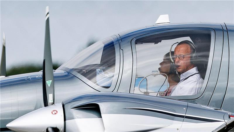 Langjähriger Freund: Merz war früher wesentlich arroganter Friedrich Merz ist leidenschaftlicher Hobbypilot. (Archivbild)