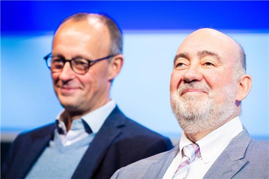 Friedrich Merz (l), CDU-Bundesvorsitzender und Fraktionsvorsitzender der CDU/CSU-Fraktion, und Ron Prosor, Botschafter Israels in Deutschland, beim 75. Deutschlandtag der Jungen Union.