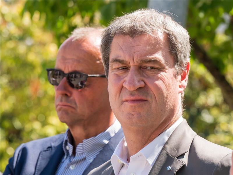 Merz: Kein Kommentar zu Söders neuem Zeitplan der K-Frage Friedrich Merz (l) und Markus Söder (CSU) nehmen an einer Pressekonferenz teil.