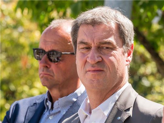 Friedrich Merz (l) und Markus Söder (CSU) nehmen an einer Pressekonferenz teil.