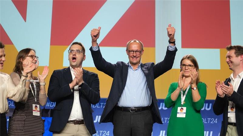 Merz will Scholz mit Rentenzusage Wind aus den Segeln nehmen Friedrich Merz stimmt den Unionsnachwuchs auf den Bundestagswahlkampf ein - mit einer Kampfansage an die SPD. Die Grünen kommen in seiner Rede kaum vor. Die Junge Union feiert ihn schon als Kanzler.