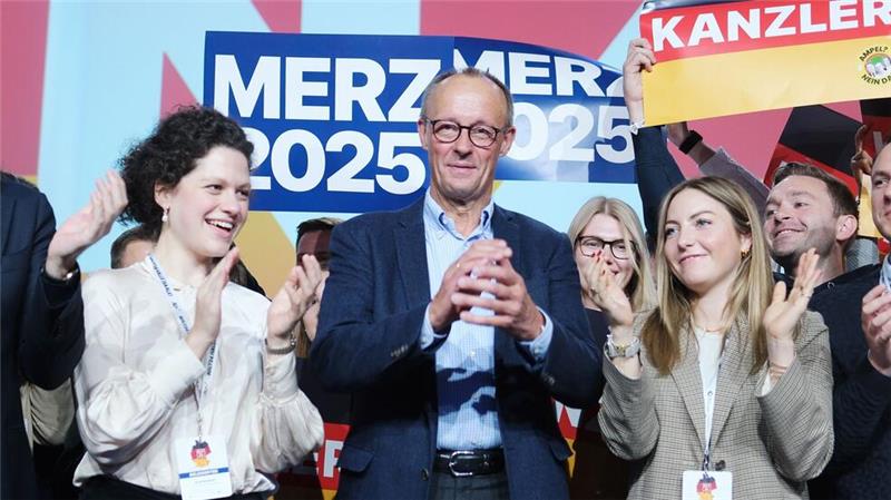 Merz will Scholz mit Rentenzusage Wind aus den Segeln nehmen Friedrich Merz stimmt den Unionsnachwuchs auf den Bundestagswahlkampf ein - mit einer Kampfansage an die SPD. Die Grünen kommen in seiner Rede kaum vor. Die Junge Union feiert ihn schon als Kanzler.