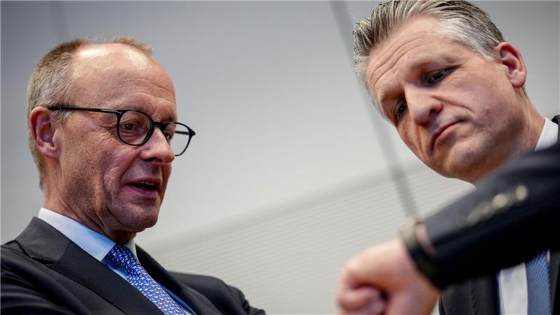 Friedrich Merz und Thorsten Frei mit einem Blick auf die Uhr