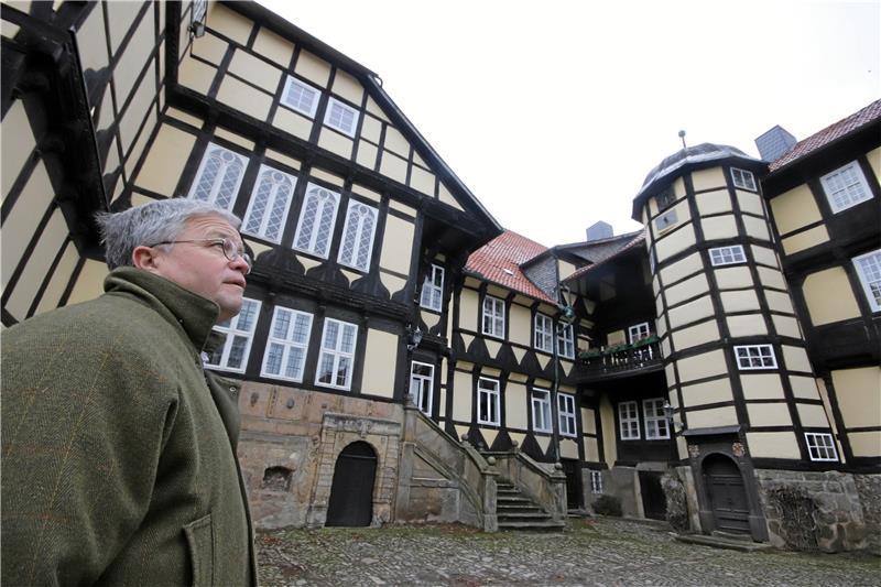 Friedrich von Wallmoden im Schlosshof: Sein Blick geht beim Gang übers Gut oft nach oben, um den Zustand der zwei Hektar Dachflächen im Blick zu haben.  Fotos: Gereke