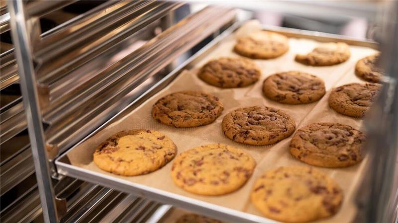 Frisch aus dem Ofen kommen die Cookies - und werden dann noch belegt.