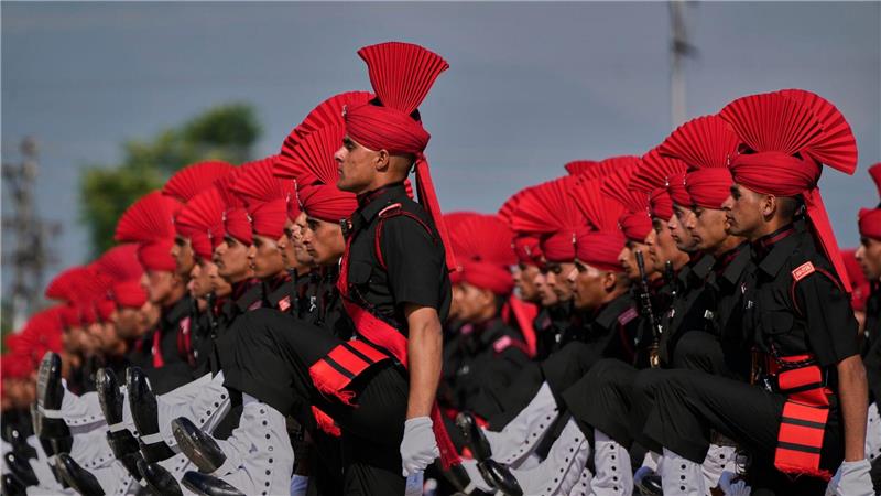 Frisch ausgebildete Soldaten des Regiments „Jammu and Kashmir Light Infantry“ (JKLI) salutieren während einer Abschlussparade in einem Ausbildungszentrum am Stadtrand von Srinagar im indisch kontrollierten Teil Kaschmirs.