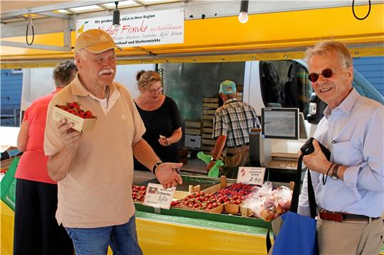 Frisch gepflückte Erdbeeren gibt es am Obststand Franke aus Seboldshausen. Dafür besuchen die Kunden gern den Wochenmarkt auf dem Kirchplatz. Fotos: Knoke
