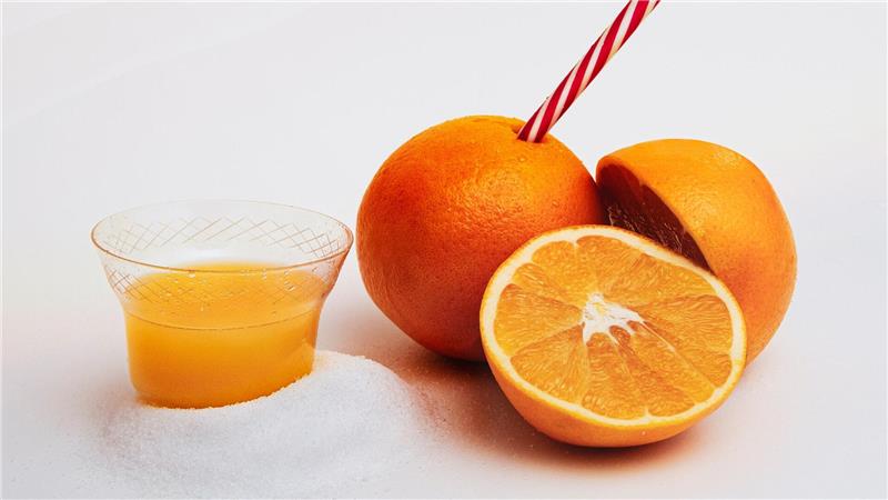 Frisch gepresst ist besser als fertig aus dem Supermarkt: Fruchtsäfte enthalten oft sehr viel Zucker.