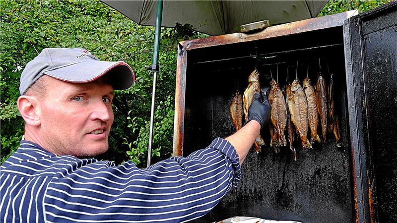 Sommerfest in Hahnenklee mit Wasser in jeder Facette Frisch geräuchert schmecken die Forellen am besten – hier legt Holger Schumann vom Angelverein Hand an.