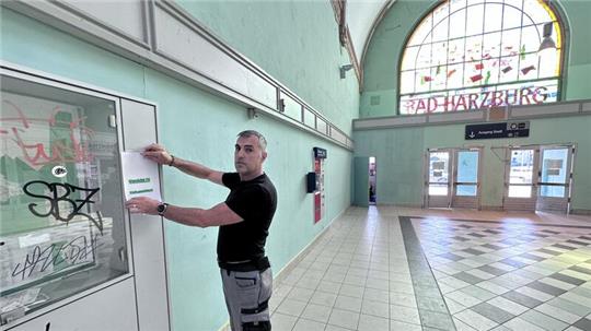 „Frisch gestrichen“: Oktay Yasarikol und sein Team haben die Wände gereinigt, nun müssen noch die Graffiti von den Schaukästen gewaschen werden.