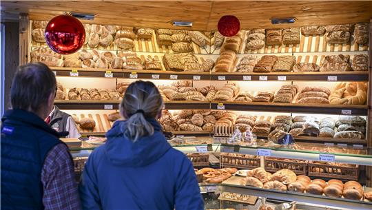 Frische Brötchen an Weihnachten. Foto: Jens Kalaene/dpa