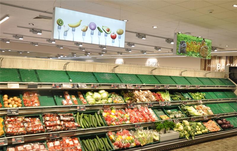 Letzter Tag zum Einkaufen: In Goslar schließt der Edeka-Plöger In anderen Regalen liegt noch frisches Gemüse.
