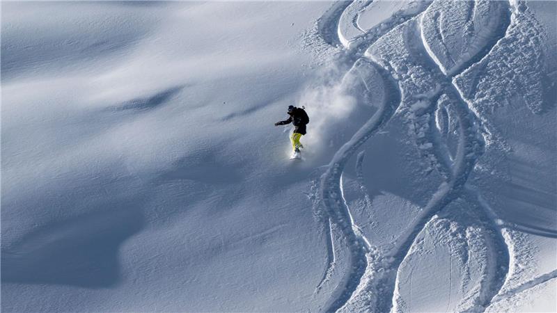 Zugspitze glänzt wieder - Gipfelkreuz neu vergoldet zurück Frischer Neuschnee sorgt für beste Bedingungen.