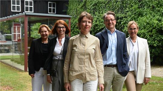 Frischer Wind fürs Mönchehaus: Der Verein zur Förderung moderner Kunst präsentiert die neue Direktorin Miriam Bettin, die in die Fußstapfen von Dr. Bettina Ruhrberg treten wird. Von links: Dorothée Prüssner, Dr. Bettina Ruhrberg, Miriam Bettin, Florian Haacke und Anke Tessner-Schreyeck.