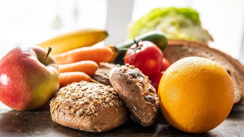 Anleitung für den Alltag: So verlieren Sie Gewicht ohne Sport Frisches Obst, Gemüse und Vollkorn gehören auf den Speiseplan.